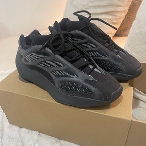 Yeezy 700 V3 “Alvah”